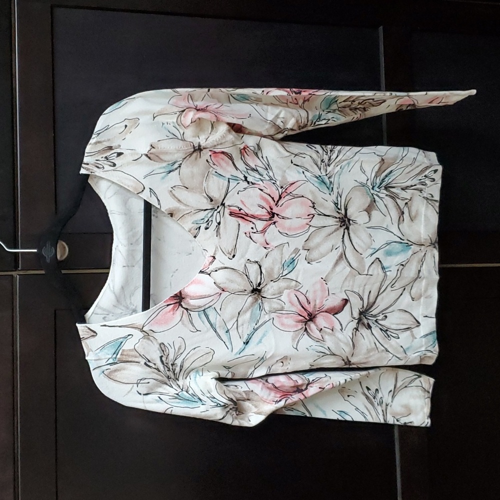 🆕 V-neck floral sweater